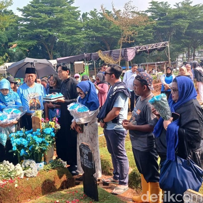 Suasana Haru di Makam Bertepatan Momen Ultah Vidi Aldiano