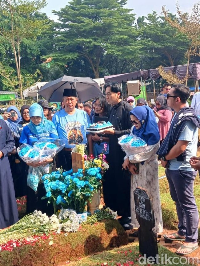 Suasana Haru di Makam Bertepatan Momen Ultah Vidi Aldiano