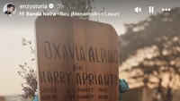 Beberapa di antaranya ada dari Aaliyah Massaid, Enzy Storia dan Anya Geraldine. Wangi banget pagi-pagi udah ditebar melati. Lo tahulah kalau sama Chandikas aman semua. Kangen banget lo, Vid, tulis Enzy yang datang ke makam Vidi. Foto: dok instagram Anya Geraldine dan Enzy Storia