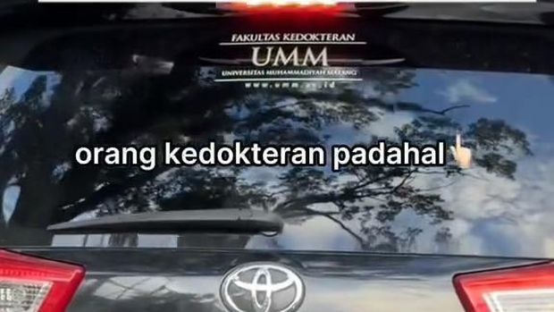 Viral pengemudi mobil merokok di Kota Malang Video viral pengemudi mobil berstiker Fakultas Kedokteran UMM merokok saat berkendara