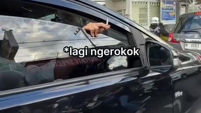 Video viral pengemudi mobil berstiker Fakultas Kedokteran UMM merokok saat berkendara