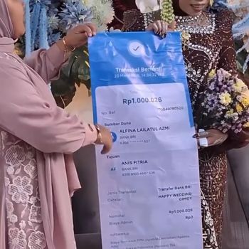 Viral pernikahan di Lamongan Viral! Tamu Pernikahan Ini Tak Bawa Amplop, Malah Pamer Bukti Transfer di Pelaminan