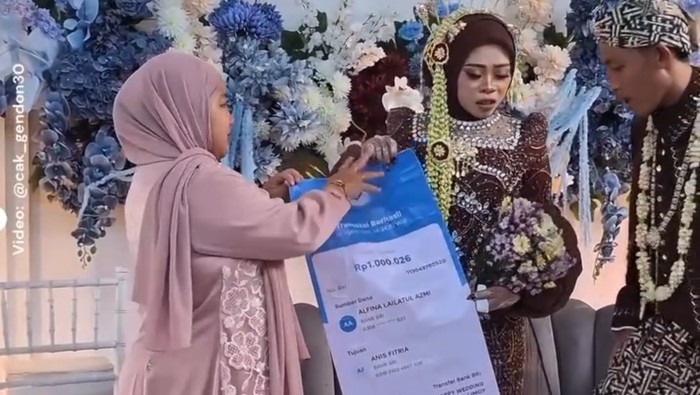 Viral! Tamu Pernikahan Ini Tak Bawa Amplop, Malah Pamer Bukti Transfer di Pelaminan