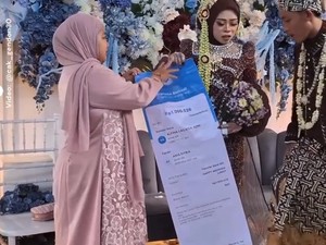 Viral Tamu Pernikahan di Lamongan Bawa Kado Banner Transfer Uang
