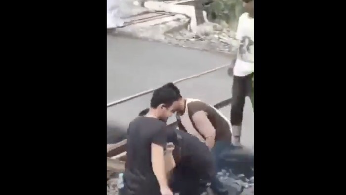 Warga blokir rel kereta