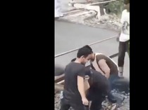 Viral Warga Blokir Rel Kereta Api Usai Mobil Tertemper