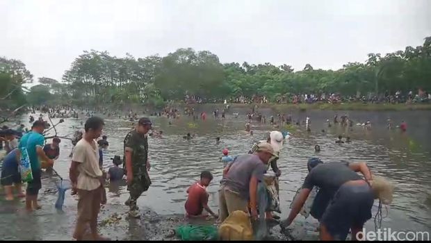 Warga mencari ikan di Dam yang dikeringkan