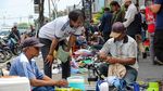 Warga Serbu Pasar Loak Jatinegara, Berburu Barang Murah di Akhir Pekan