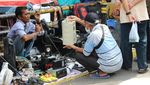 Warga Serbu Pasar Loak Jatinegara, Berburu Barang Murah di Akhir Pekan