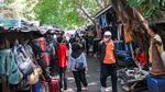 Warga Serbu Pasar Loak Jatinegara, Berburu Barang Murah di Akhir Pekan