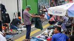 Warga Serbu Pasar Loak Jatinegara, Berburu Barang Murah di Akhir Pekan