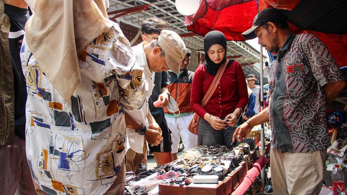 Suasana akhir pekan di Pasar Loak Jatinegara tampak ramai dipadati pengunjung. Warga dari berbagai wilayah datang untuk berburu beragam barang bekas dengan harga terjangkau, mulai dari kebutuhan sehari-hari hingga barang unik yang sulit ditemukan di tempat lain.