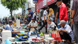 Warga Serbu Pasar Loak Jatinegara, Berburu Barang Murah di Akhir Pekan