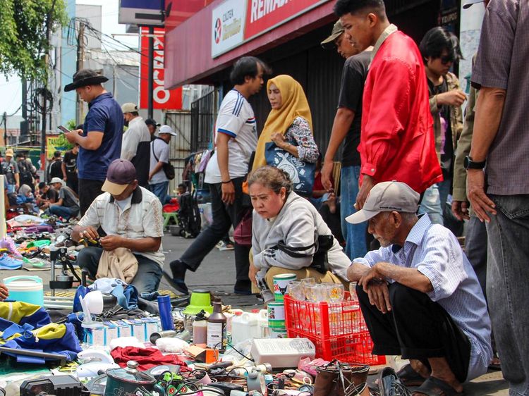 Warga Serbu Pasar Loak Jatinegara, Berburu Barang Murah di Akhir Pekan