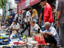 Warga Serbu Pasar Loak Jatinegara, Berburu Barang Murah di Akhir Pekan