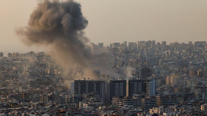 Asap mengepul setelah serangan Israel menyusul eskalasi antara Hizbullah dan Israel, di tengah konflik AS-Israel dengan Iran, di pinggiran selatan Beirut, Lebanon, 12 Maret 2026. (Reuters: Raghed Waked)