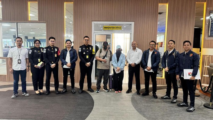AHF dan CR, pelaku penggelapan dana Gereja Katolik Paroki Aek Nabara, Labuhanbatu saat diamankan di Bandara Kualanamu, Senin (30/3/2026). (dok Kantor Imigrasi Kelas 1 TBI Medan)