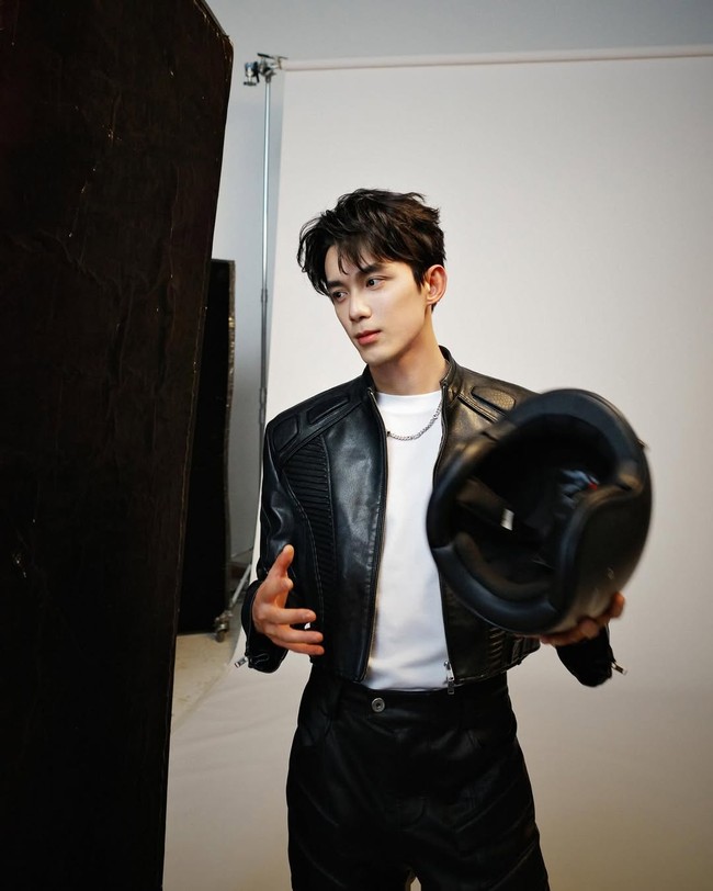 Wu Lei yang dikenal luas sebagai Leo Wu sudah memulai berbisnis sejak usia muda. Pada 2016 ketika usianya baru 17 tahun, ia telah memiliki Wu Lei Studio. Perusahaan ini berfungsi untuk mengelola berbagai urusan profesional, mulai dari kontrak kerja, endorsement, hingga pengembangan proyek film dan drama. Foto: Dok. Instagram