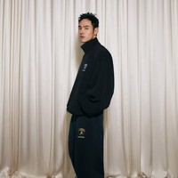 Sebagai aktor yang sering muncul dalam film dan drama populer, Ethan Juan juga menunjukkan minat besar pada industri hiburan dari balik layar. Pada 2013, ia mendirikan perusahaan bernama Bright Entertainment yang berfokus pada manajemen artis, produksi konten hiburan, serta pengembangan berbagai proyek kreatif. Foto: Dok. Instagram
