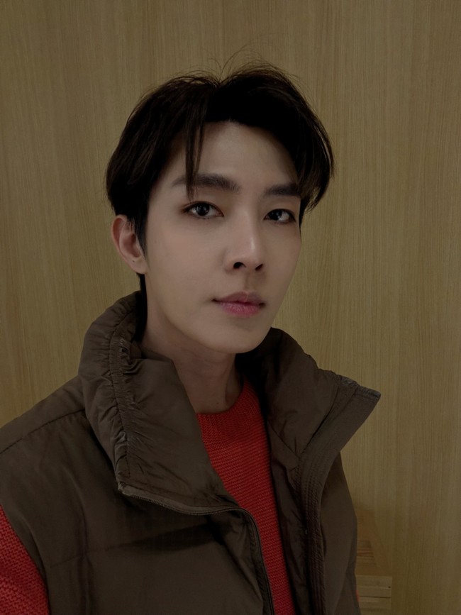 Aaron Yan selain dikenal sebagai penyanyi dan aktor, juga aktif mengembangkan berbagai lini bisnis. Pada 2019 ia mendirikan studio pribadi bernama Clear Bird International Co., Ltd. yang berfokus pada produksi konten, perencanaan kreatif, dan kerja sama komersial. Aaron juga meluncurkan brand fashion streetwear bernama ON IDentify pada 2021. Foto: Dok. Instagram