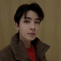 Aaron Yan selain dikenal sebagai penyanyi dan aktor, juga aktif mengembangkan berbagai lini bisnis. Pada 2019 ia mendirikan studio pribadi bernama Clear Bird International Co., Ltd. yang berfokus pada produksi konten, perencanaan kreatif, dan kerja sama komersial. Aaron juga meluncurkan brand fashion streetwear bernama ON IDentify pada 2021. Foto: Dok. Instagram