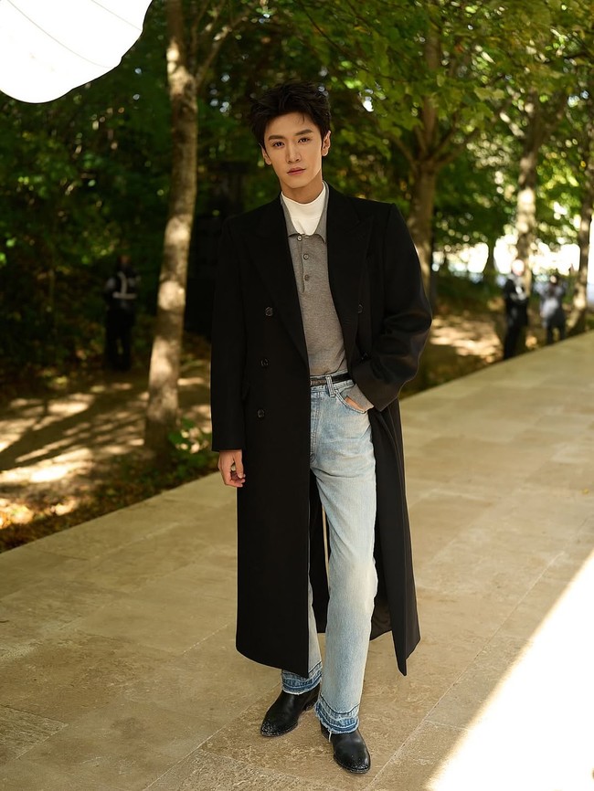 Popularitas Chen Zheyuan semakin meningkat setelah kesuksesan drama Hidden Love. Namun di balik karier aktingnya yang bersinar, ia juga mulai merambah dunia bisnis. Pada 12 Januari 2024, Chen Zheyuan mendirikan Yuan Official Studio. Studio ini berfungsi sebagai pusat pengelolaan brand pribadi, jadwal kerja, serta hubungan komersialnya dengan berbagai pihak di industri hiburan. Foto: Dok. Instagram