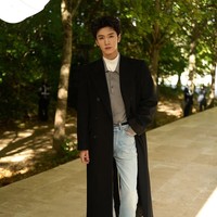 Popularitas Chen Zheyuan semakin meningkat setelah kesuksesan drama Hidden Love. Namun di balik karier aktingnya yang bersinar, ia juga mulai merambah dunia bisnis. Pada 12 Januari 2024, Chen Zheyuan mendirikan Yuan Official Studio. Studio ini berfungsi sebagai pusat pengelolaan brand pribadi, jadwal kerja, serta hubungan komersialnya dengan berbagai pihak di industri hiburan. Foto: Dok. Instagram