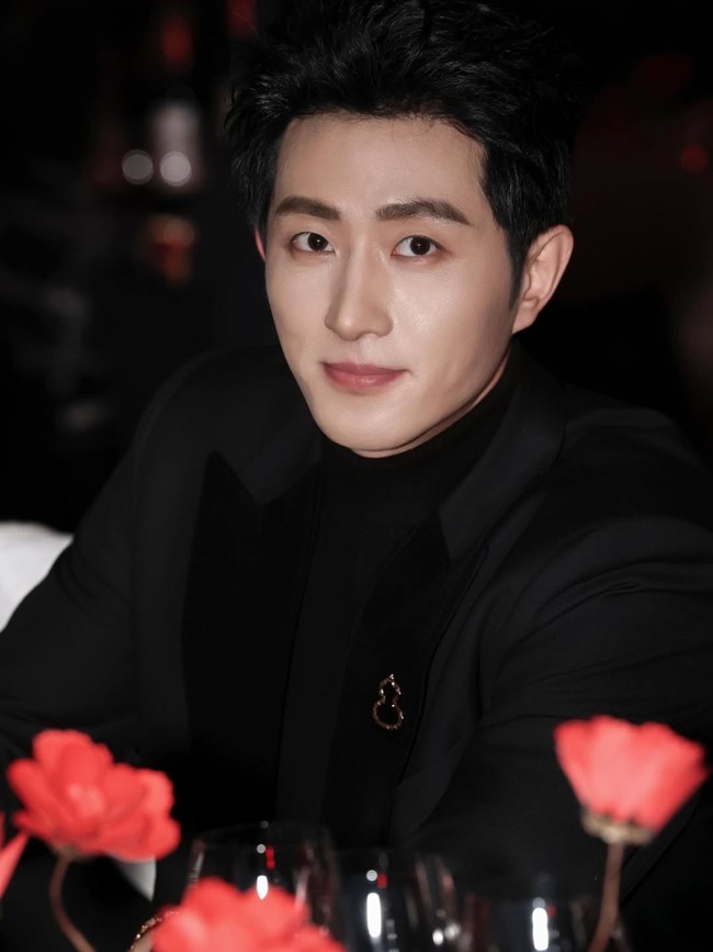 Sebagai aktor senior dengan portofolio drama yang kuat, Wang Kai juga memiliki peran penting di balik layar industri hiburan. Pada 2016, ia ikut mendirikan perusahaan Deshe Entertainment (Tianjin) Ltd. sebagai co-founder. Perusahaan ini bergerak di bidang manajemen artis, pengembangan proyek hiburan, hingga negosiasi kerja sama komersial. Foto: Dok. Instagram