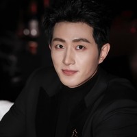 Sebagai aktor senior dengan portofolio drama yang kuat, Wang Kai juga memiliki peran penting di balik layar industri hiburan. Pada 2016, ia ikut mendirikan perusahaan Deshe Entertainment (Tianjin) Ltd. sebagai co-founder. Perusahaan ini bergerak di bidang manajemen artis, pengembangan proyek hiburan, hingga negosiasi kerja sama komersial. Foto: Dok. Instagram