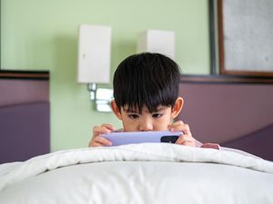 Bahaya Screen Time Berlebih pada Anak dan Batas Aman Menurut WHO