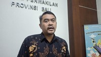 Geger Arya Wedakarna Bawa Ajudan TNI ke Kontes Transgender