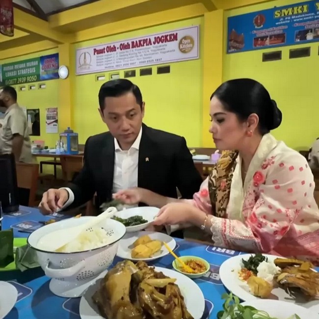 Annisa Pohan Hobi Kulineran di Berbagai Kota, Cicip Sei Sapi hingga Ayam Legendaris