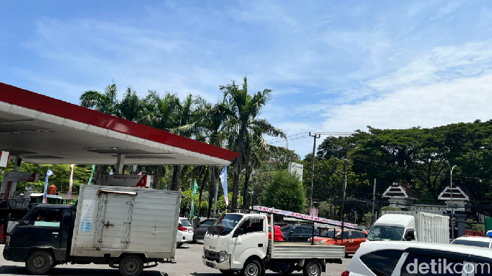 Antrean BBM di SPBU Jalan Urip Sumoharjo-Prof Abdurrahman Basalamah Makassar.