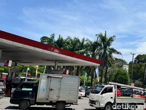 Antrean di SPBU Urip-Bawakaraeng Makassar Padat, Kendaraan Mengular ke Jalan