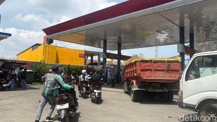 Antrean kendaraan untuk mengisi BBM di SPBU Abdesir Kota Makassar, Sulawesi Selatan (Sulsel).