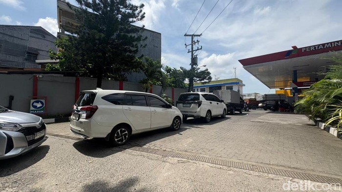 Antrean kendaraan mengisi BBM di SPBU Abdesir Makassar.