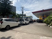 Warga Makassar Antre BBM di SPBU Abdesir hingga ke Jalanan