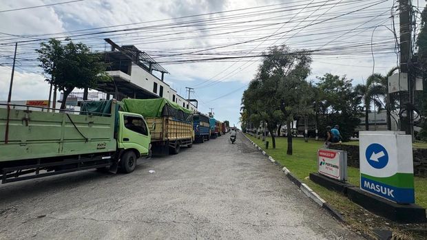 Antrean panjang kendaraan isi BBM di SPBU sepanjang Jalan Perintis Kemerdekaan Makassar.
