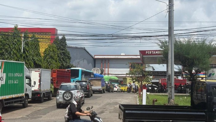 Antrean panjang kendaraan isi BBM di SPBU sepanjang Jalan Perintis Kemerdekaan Makassar.