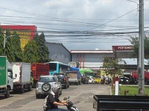 SPBU Sepanjang Perintis Makassar Antre Panjang, Didominasi Truk-Bus