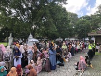 Warga Jogja Antusias Bakdan ke Gubernur DIY Sultan HB X