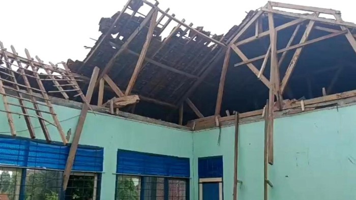 Atap bangunan kelas SMPN 3 Banjarsari Ciamis ambruk.