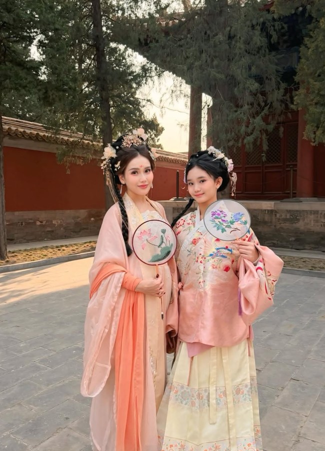 Ayu Ting Ting kembali membagikan potret kompaknya bersama putri semata wayang, Bilqis Khumairah Razak. Pergi liburan ke China, keduanya tampak menjajal busana tradisional Hanfu di sana. Foto: Instagram/@ayutingting92