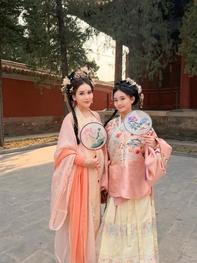 Gaya Kompak Ayu Ting Ting & Putrinya Tampil Bak Gadis China Pakai Hanfu