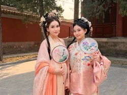 Gaya Kompak Ayu Ting Ting & Putrinya Tampil Bak Gadis China Pakai Hanfu