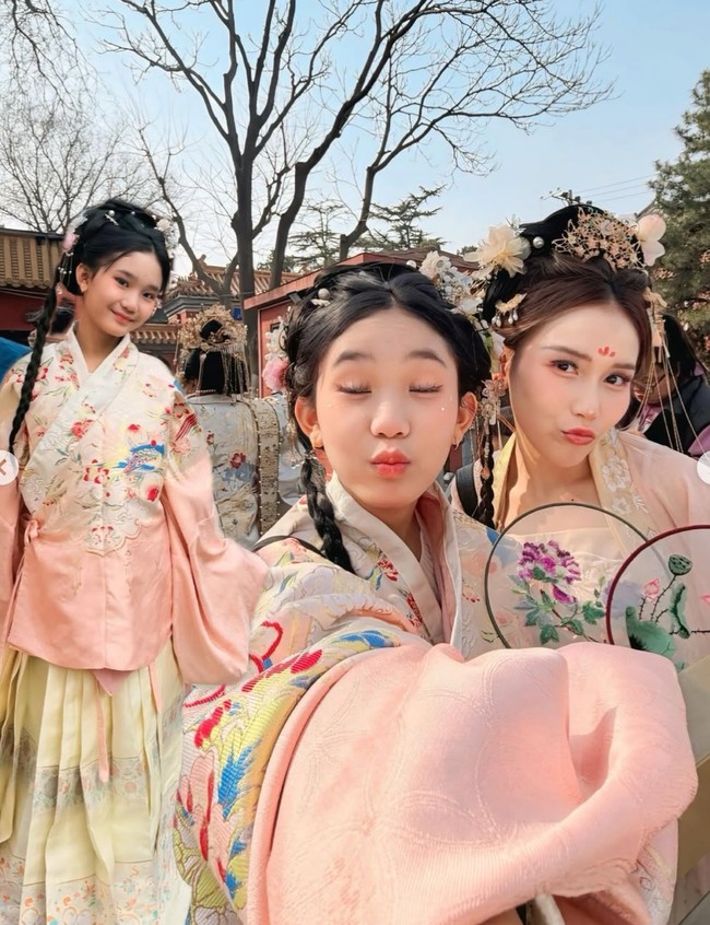 Kompak, Ayu Ting Ting dan Bilqis tampil dalam balutan busana Hanfu bernuansa peach dan krem. Keduanya juga tampil totalitas dengan gaya rambut khas wanita China. Foto: Instagram/@ayutingting92