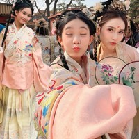 Kompak, Ayu Ting Ting dan Bilqis tampil dalam balutan busana Hanfu bernuansa peach dan krem. Keduanya juga tampil totalitas dengan gaya rambut khas wanita China. Foto: Instagram/@ayutingting92