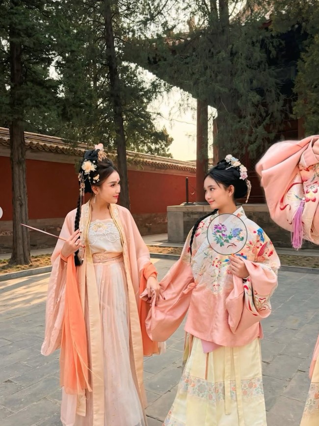 Rambut Ayu dan Bilqis tampak dipercantik dengan kepangan dan bunga-bunga. Mereka juga membawa kipas dengan bordiran bunga yang semakin memperkuat tampilan sebagai wanita China. Foto: Instagram/@ayutingting92