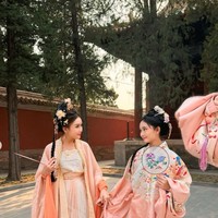 Rambut Ayu dan Bilqis tampak dipercantik dengan kepangan dan bunga-bunga. Mereka juga membawa kipas dengan bordiran bunga yang semakin memperkuat tampilan sebagai wanita China. Foto: Instagram/@ayutingting92