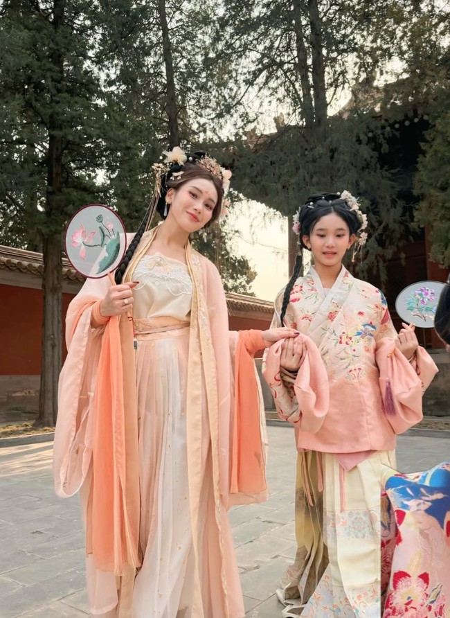 Penampilan Ayu dan Bilqis yang kompak kenakan Hanfu pun langsung jadi sorotan dan banjir beragam komentar. MasyaAllah cantik-cantik banget Iqis sama bunda Ayu, tulis salah satu komentar. MasyaAllah cantik2 Banget sayang, komentar lain. Foto: Instagram/@ayutingting92